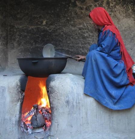 Woman cooking Osh in Jomarji Bolo, Afghanistan. Photo courtesy of Jamila Haider.